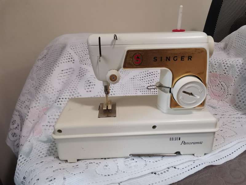 Vintage 1960s singer 67B golden panoramic child's sewing machine