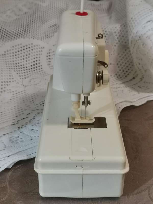 Vintage 1960s singer 67B golden panoramic child's sewing machine