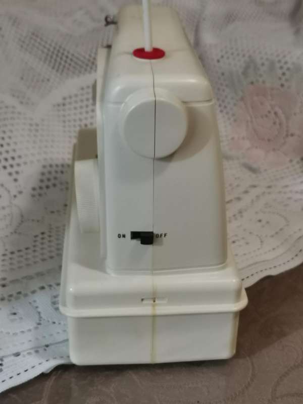 Vintage 1960s singer 67B golden panoramic child's sewing machine