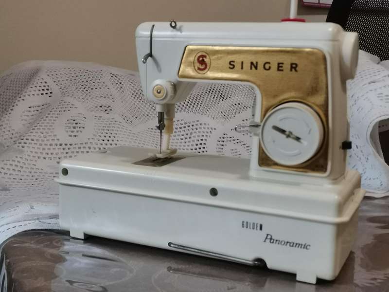 Vintage 1960s singer 67B golden panoramic child's sewing machine