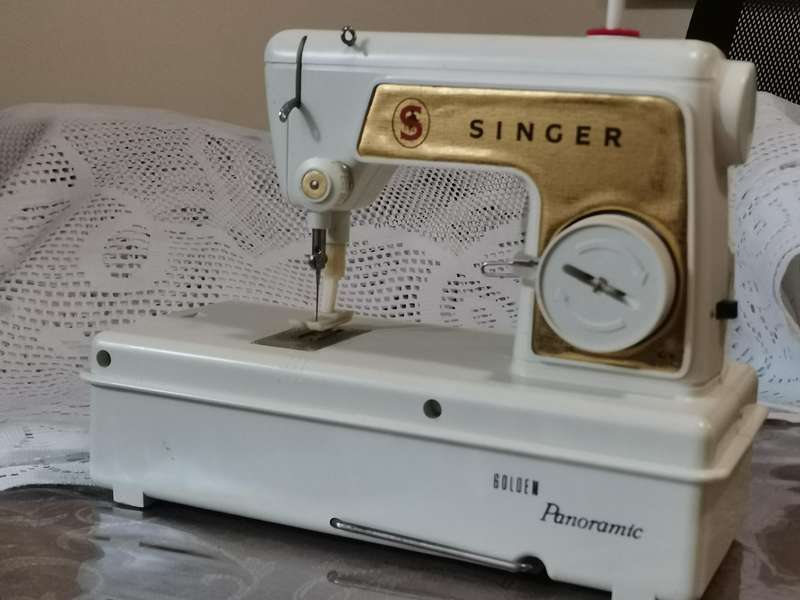 Vintage 1960s singer 67B golden panoramic child's sewing machine