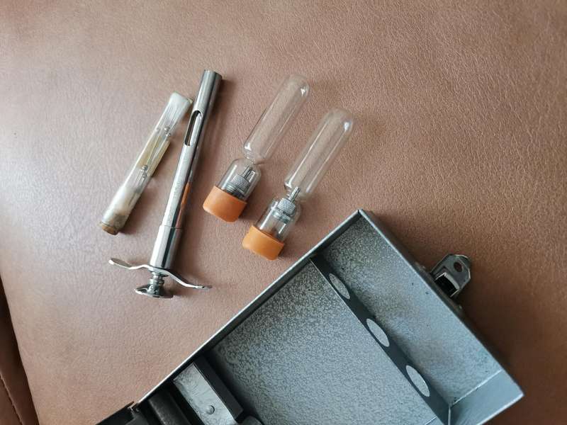 Vintage boots viule syringe
