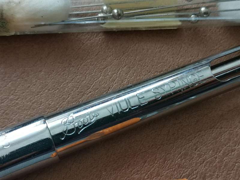 Vintage boots viule syringe