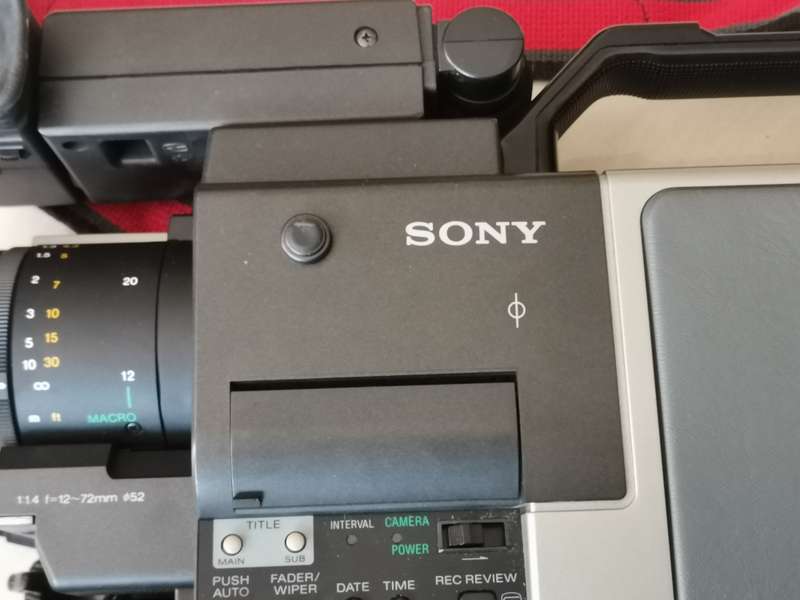 Vintage Sony video 8mm ccd-v100E camcorder and carry case
