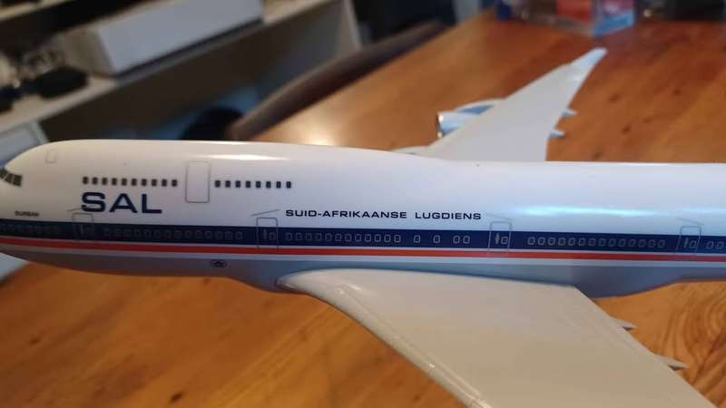 B747-400 SOUTH AFRICAN AIRWAYS ZS-SAV DURBAN ABS Plastic Snap-Fit Model Scale 1 / 200