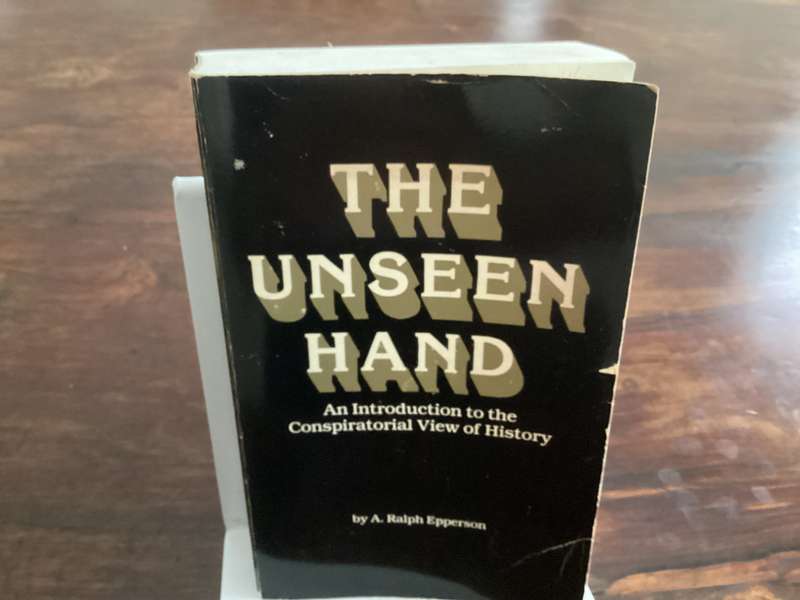 THE UNSEEN HAND. The Conspiratorial View of History. Paperback in a Good + condition.