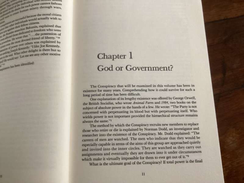 THE UNSEEN HAND. The Conspiratorial View of History. Paperback in a Good + condition.