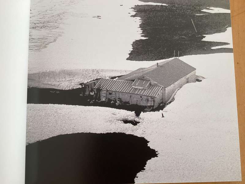 RACE TO THE END. Admundsen, Scott and the attainment of the South Pole. Centenary, First Edition.