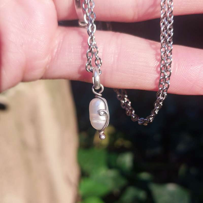 Pearl in Sterling Silver Pendant Twisted & Stoned