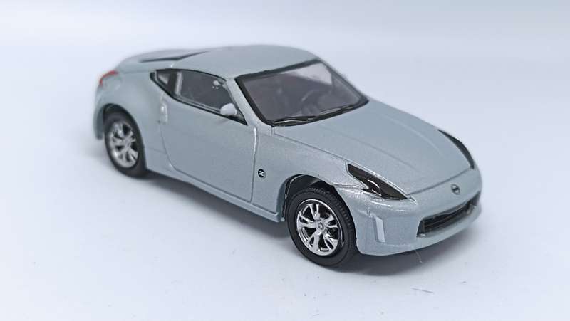 1/64 scale Nissan 370z Greenlight and Jaguar XE