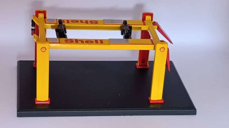 1/64 scale Greenlight Shell four post lift. Metal