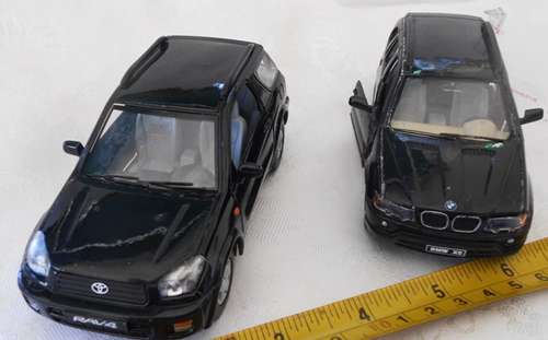 two die-cast models Kinsmart Rav 4 1:32 and Kinsmart BMW X5  1:36
