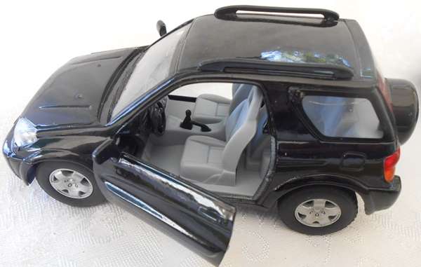 two die-cast models Kinsmart Rav 4 1:32 and Kinsmart BMW X5  1:36