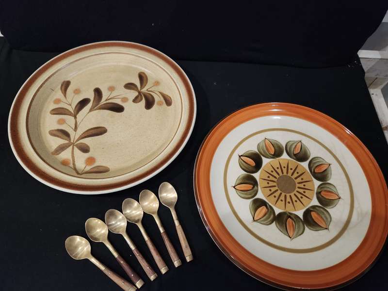 2x Vintage Plates and teaspoon lot