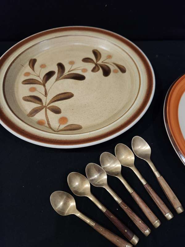 2x Vintage Plates and teaspoon lot