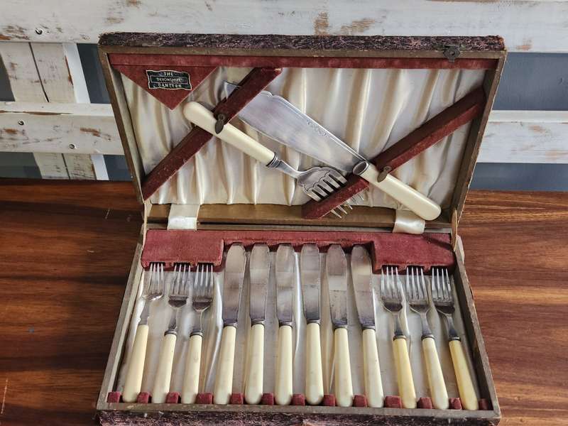 Vintage knife and fork set ( boxed)