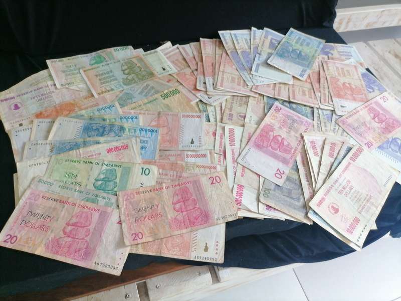 100 X ZIMBABWE Bank notes/bearer tjeks