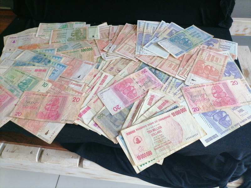 100 X ZIMBABWE Bank notes/bearer tjeks