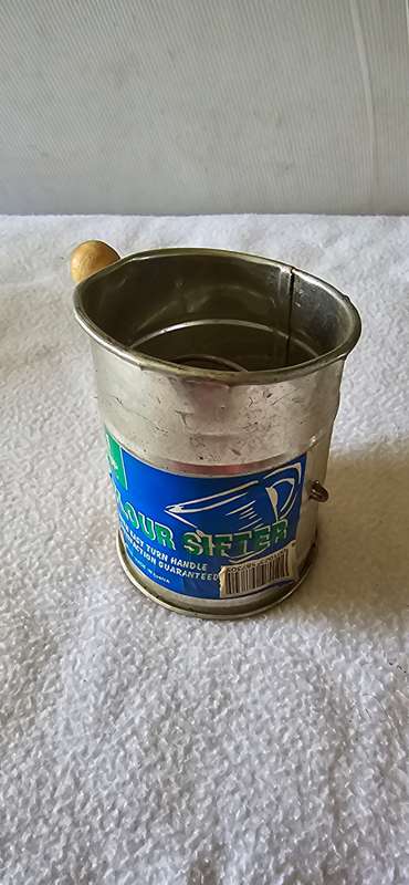 VINTAGE 1 XUP FLOUR SIFTER( UNUSED)