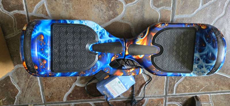 HOVERBOARD WITH CHARGER AND EXTRA BATTERY PACK(6.5 INCH)WORKS