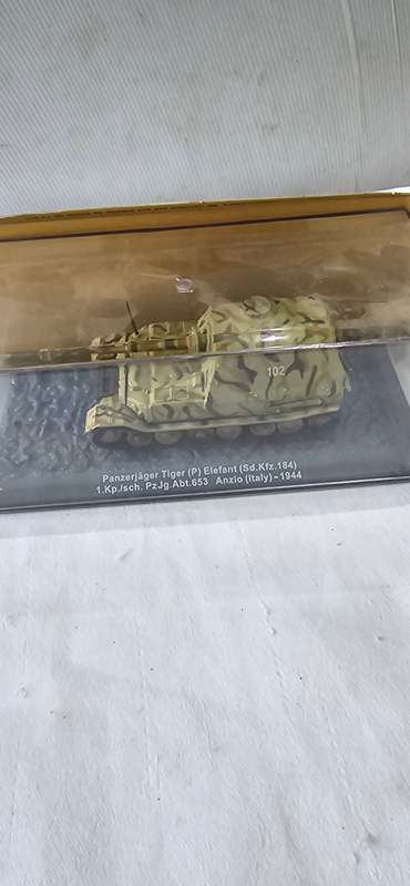 DIE CAST MODEL MILLITARY COMBAT TANK(PANZERJAGER TIGER,1944)SCALE 1:72