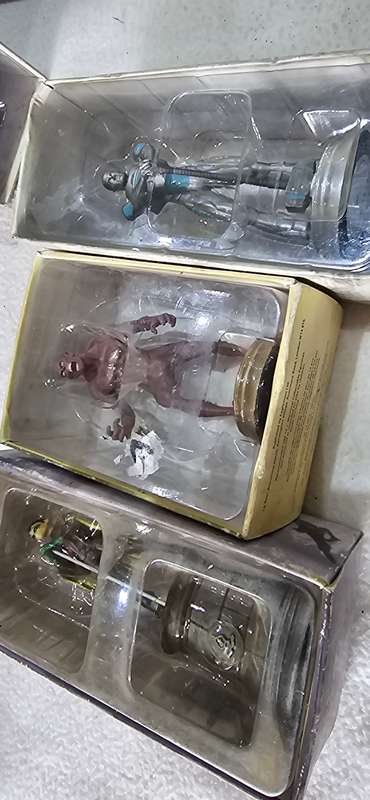 9 x DC COMICS SUPERHEROES FIGURINES
