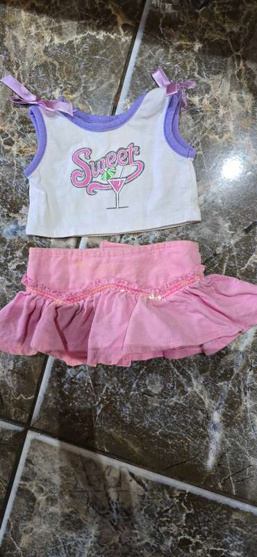 BUILD A BEAR CLOSET(60 X 53CM) WITH LOTS OF ORIGINAL BUILD A BEAR CLOTHES AND ACCESSORIES
