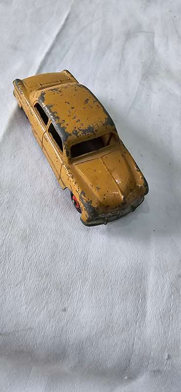 ORIGINAL DINKY FORD SEDAN(MECANNO,ENGLAND)
