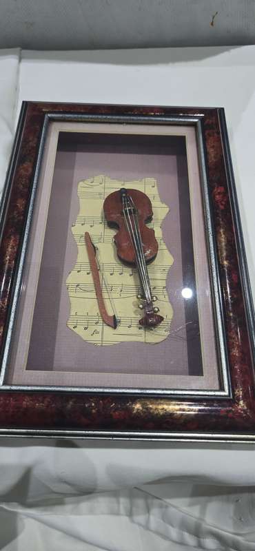 FRAMED MINIATURE VIOLIN WITH BOW (28 ×18CM)