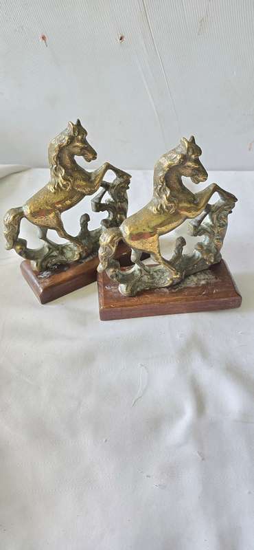 PAIR OF SOLID HEAVY BRASS HORSES ON WOODEN PLATFORM