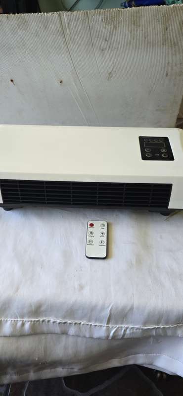 WALL MOUNT AIR CONDITIONER (HOT AND COLD) SEE DESCRIPTION