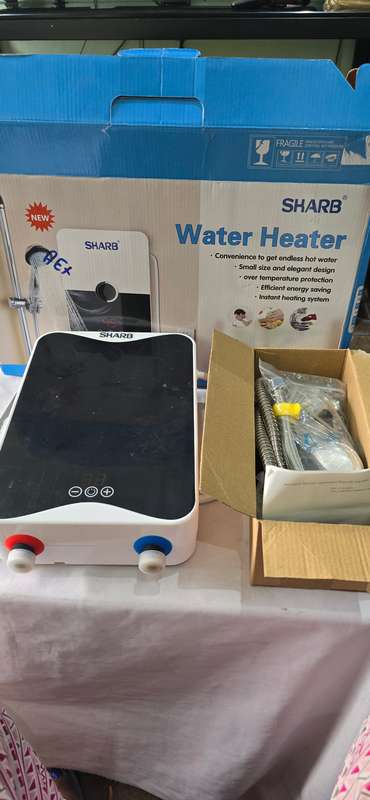 INSTANT WATER HEATER WITH SHOWER HEAD