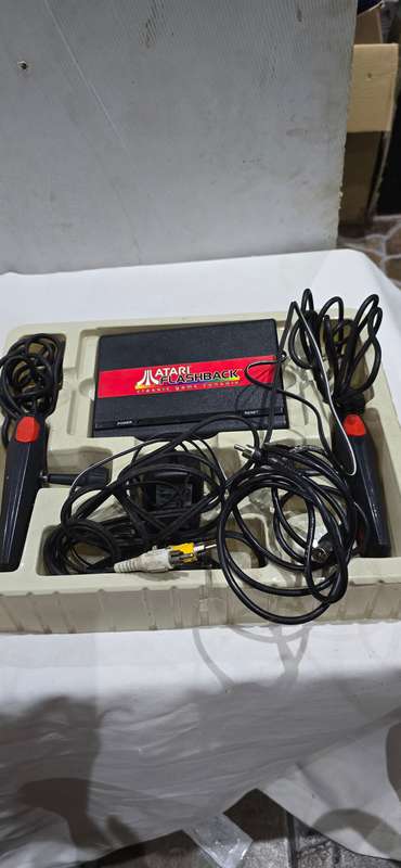 ATARI FLASHBACK GAMING CONSOLE,CONTROLS AND CABLES