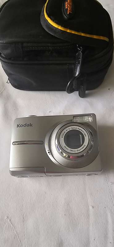 DIGITAL KODAK CAMERA WITH CASE(NO CABLES)