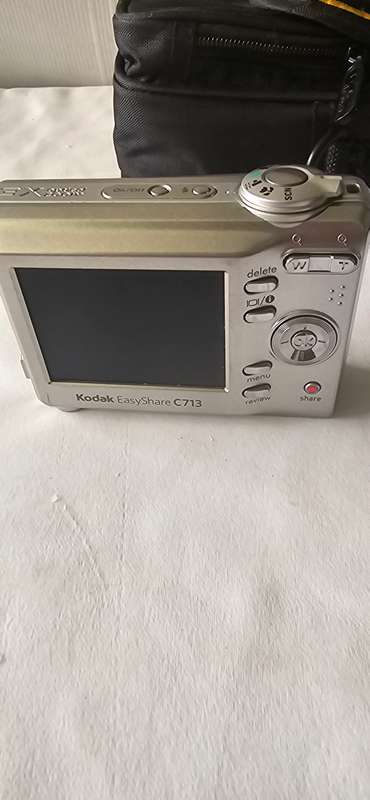 DIGITAL KODAK CAMERA WITH CASE(NO CABLES)