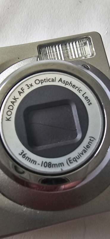 DIGITAL KODAK CAMERA WITH CASE(NO CABLES)