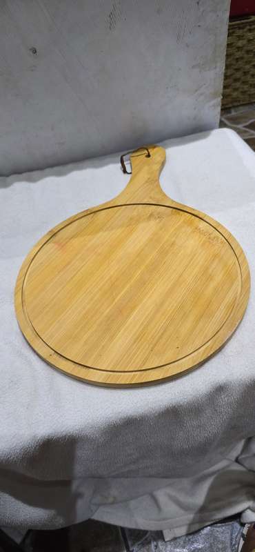 WOODEN PIZZA BOARD(30CM IN DIAMETER)