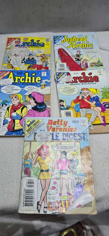 SET OF 5 VINTAGE ARCHIE COMICS