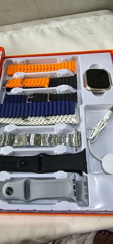 SMART WATCH WITH 7 CHANGEABLE STRAPS