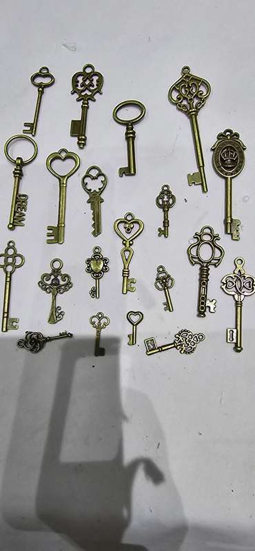 JOBLOT VINTAGE KEYS FOR COLLECTORS(METAL( FROM 2 TO 8CM LENGTH)