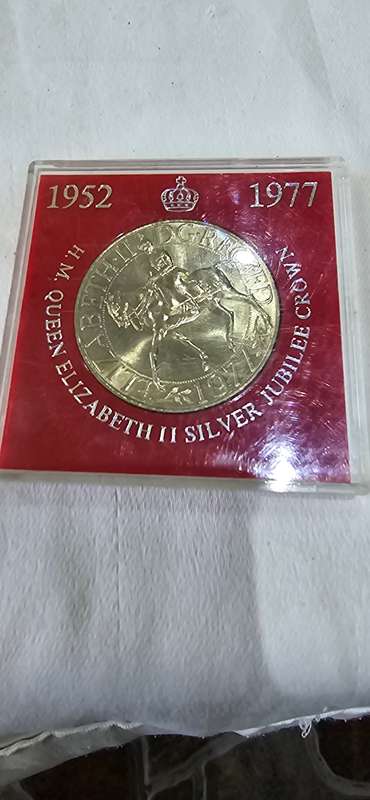 RARE HM QUEEN ELIZABETH 11 SILVER JUBILEE CROWN UNCIRCULATED COIN(1977)