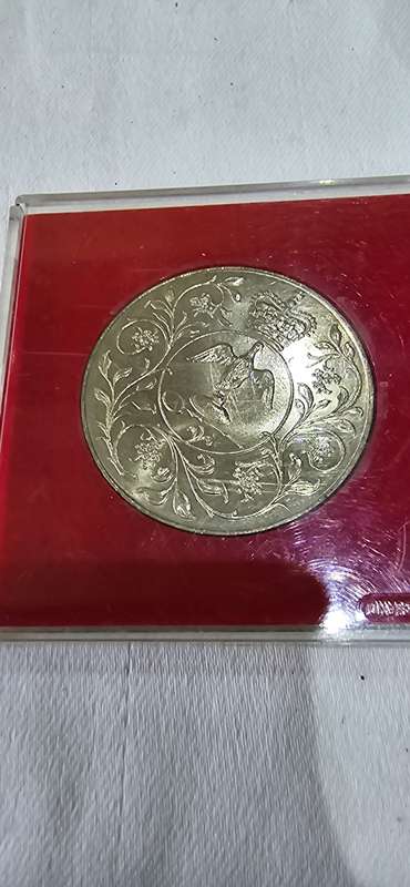 RARE HM QUEEN ELIZABETH 11 SILVER JUBILEE CROWN UNCIRCULATED COIN(1977)