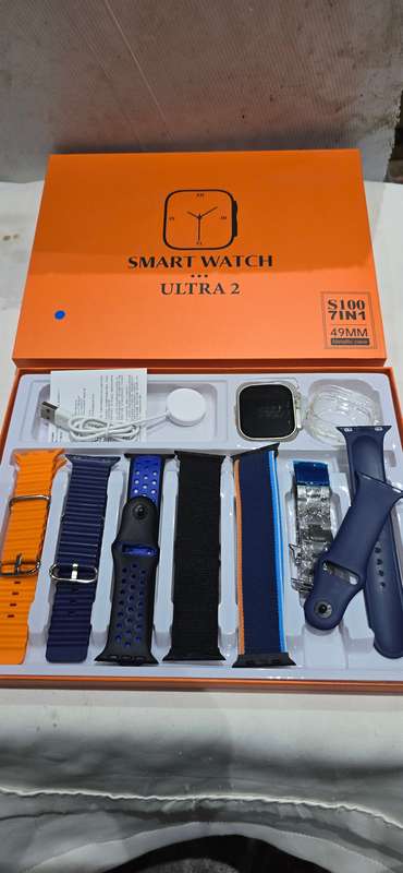 SMART WATCH WITH 7 CHANGEABLESTRAPS(METALLIC CASE)