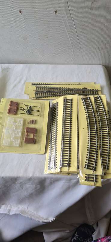 20 PIECE HO SCALE RAILWAY METAL TRACKS PLUS RAILWAY ASSESCORIES
