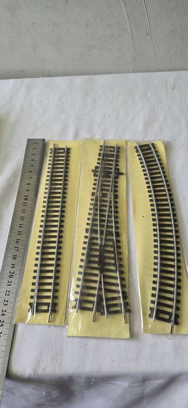 20 PIECE HO SCALE RAILWAY METAL TRACKS PLUS RAILWAY ASSESCORIES
