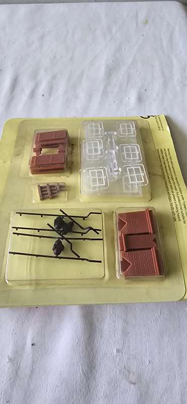 20 PIECE HO SCALE RAILWAY METAL TRACKS PLUS RAILWAY ASSESCORIES