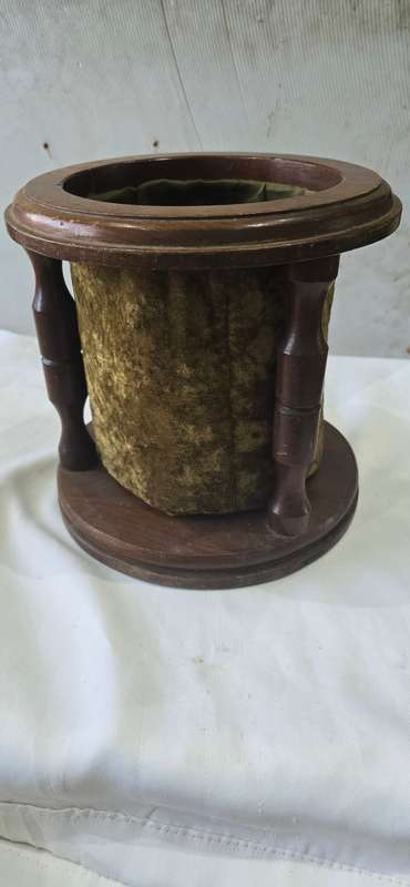 SOME SORT VINTAGE WOODEN ITEM WITH VELVET INNER HOLDER ((22 x 22cm)