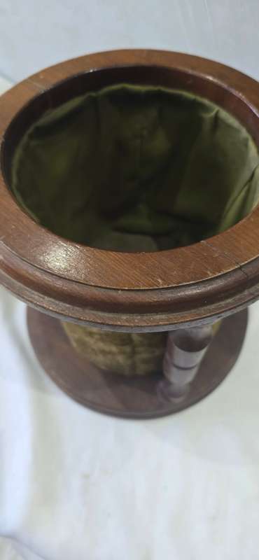 SOME SORT VINTAGE WOODEN ITEM WITH VELVET INNER HOLDER ((22 x 22cm)
