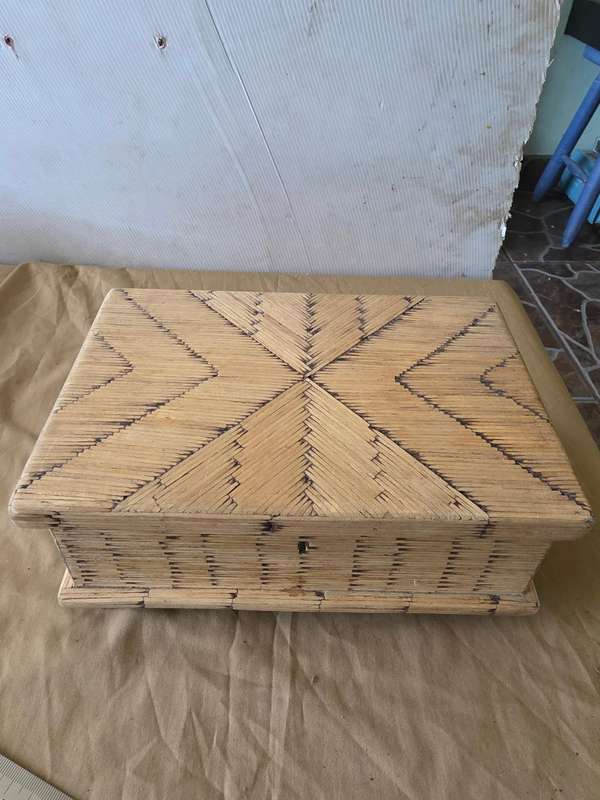 VINTAGE WOODEN/BAMBOO JEWELRY BOX