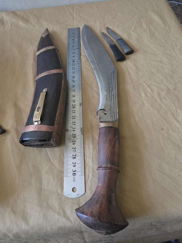 6 PIECE VERY OLD/SOME ANTIQUE COLLECTABLE KNIVES(ALL SOLID,HEAVY AND STRONG)